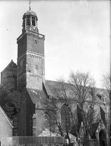 129766 Gezicht op de Nicolaikerk (Nicolaaskerkhof) te Utrecht, uit het zuiden.